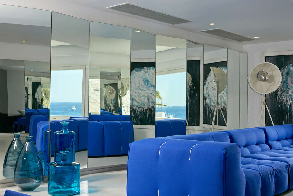 Een foto van het interieur van Myconian Ambassador - Relais & Chateaux
