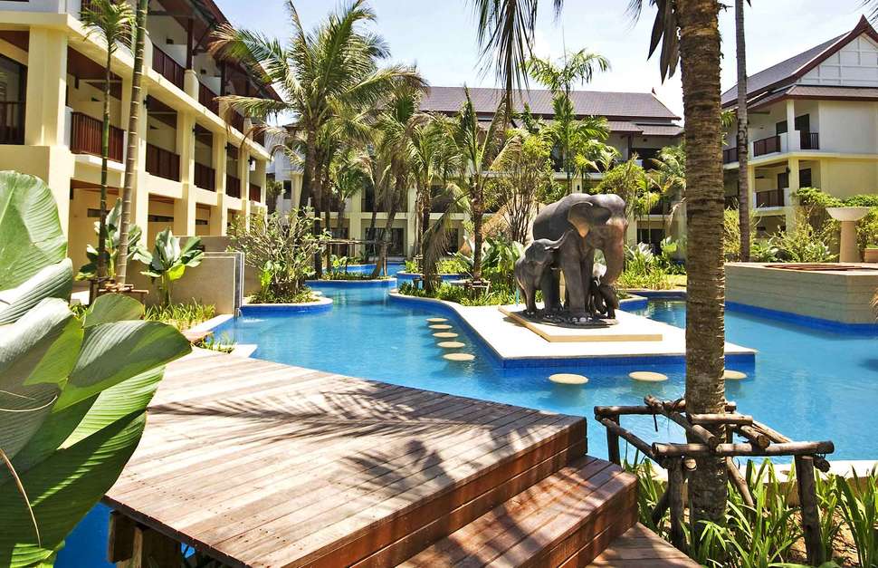 Een foto van het zwembad bij Apsara Beachfront Resort & Villa