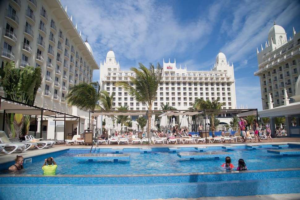 Een foto van het zwembad bij Riu Palace Aruba