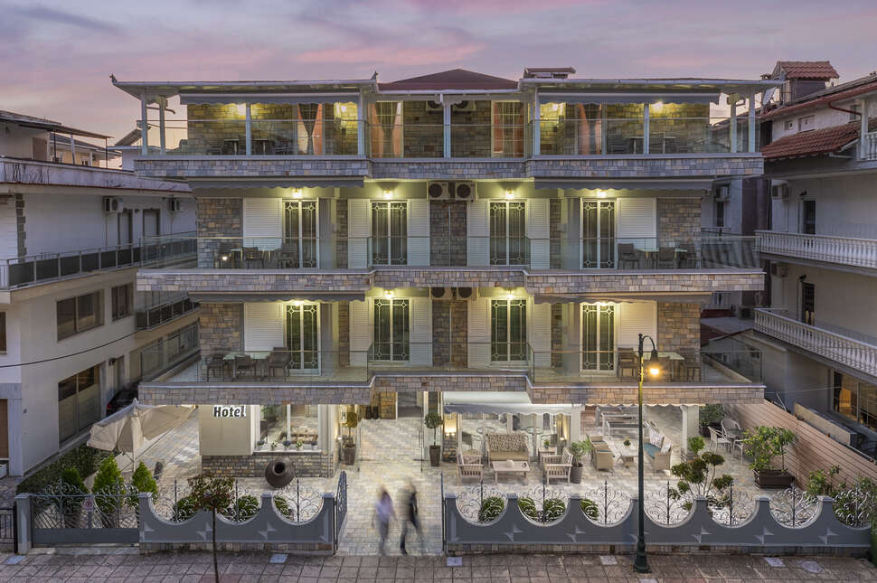 Een foto van de buitenkant van Ouzas Luxury Hotel