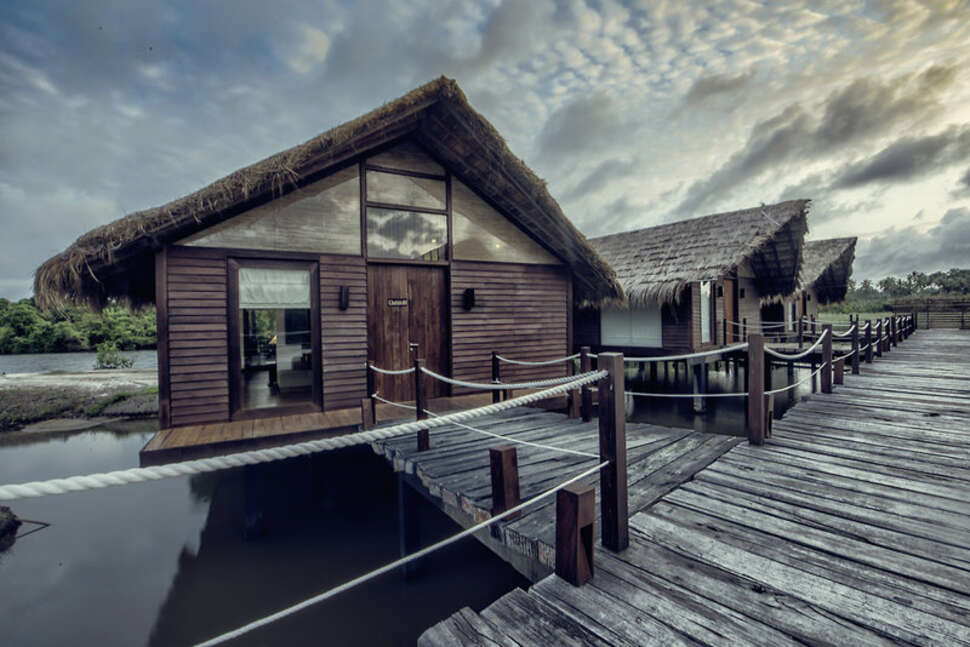Een foto van de buitenkant van Suriya Luxury Resort