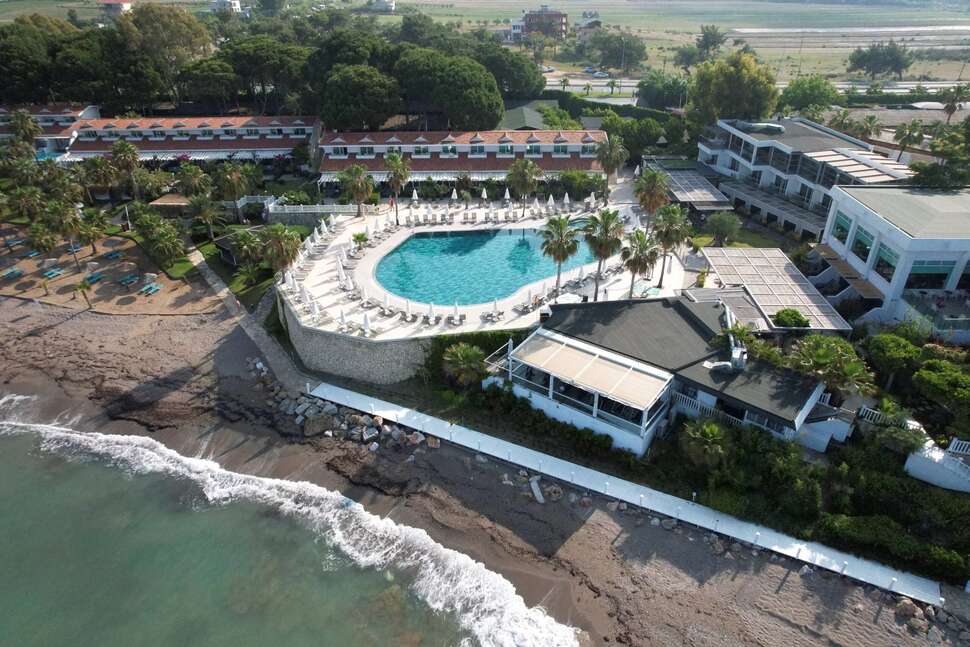 Een foto van het zwembad bij Flora Garden Beach Hotel