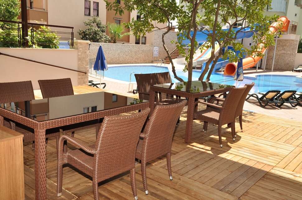 Een foto van het terras bij Almera Appartementen