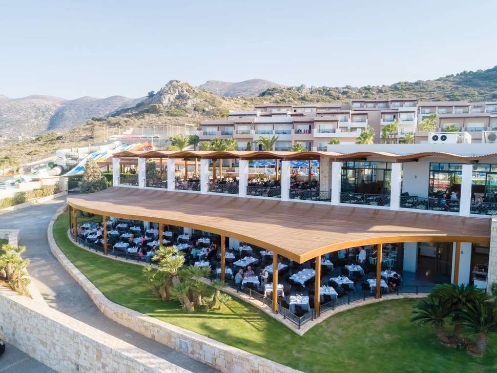 Een foto van het terras bij Grand Hotel Holiday Resort