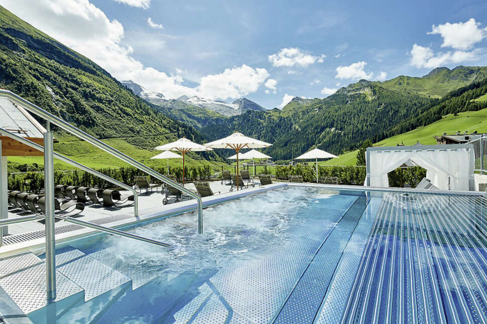 Ein Foto vom Pool im Berghof Crystal Spa & Sports