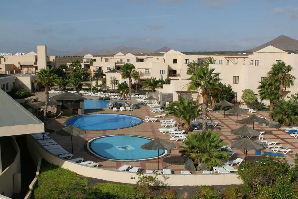 Een foto van het zwembad bij Vitalclass Lanzarote Sports & Wellness Center