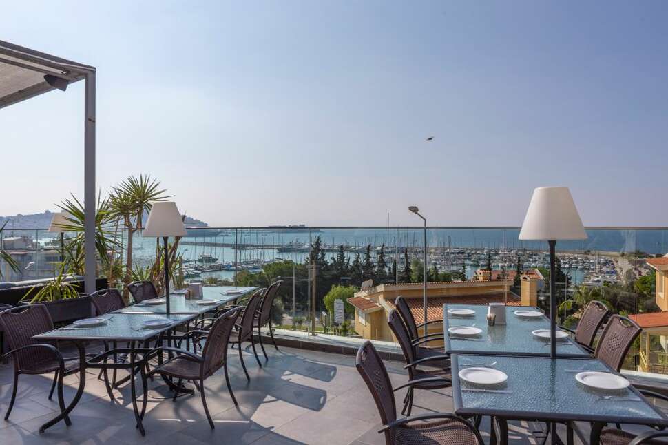 Ein Foto von der Terrasse im Elite World Kusadasi