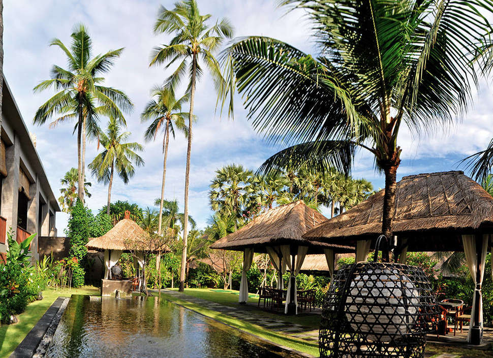 Een foto van het zwembad bij Legian Beach Hotel