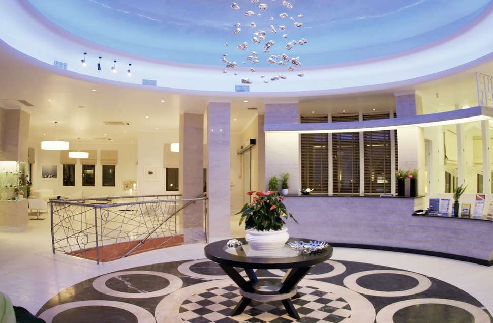 Een foto van het interieur van La Mer Deluxe Hotel & Spa
