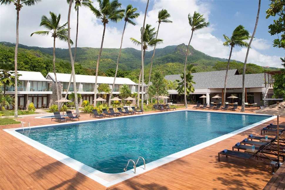 Een foto van het zwembad bij Avani Seychelles Barbarons Resort & Spa