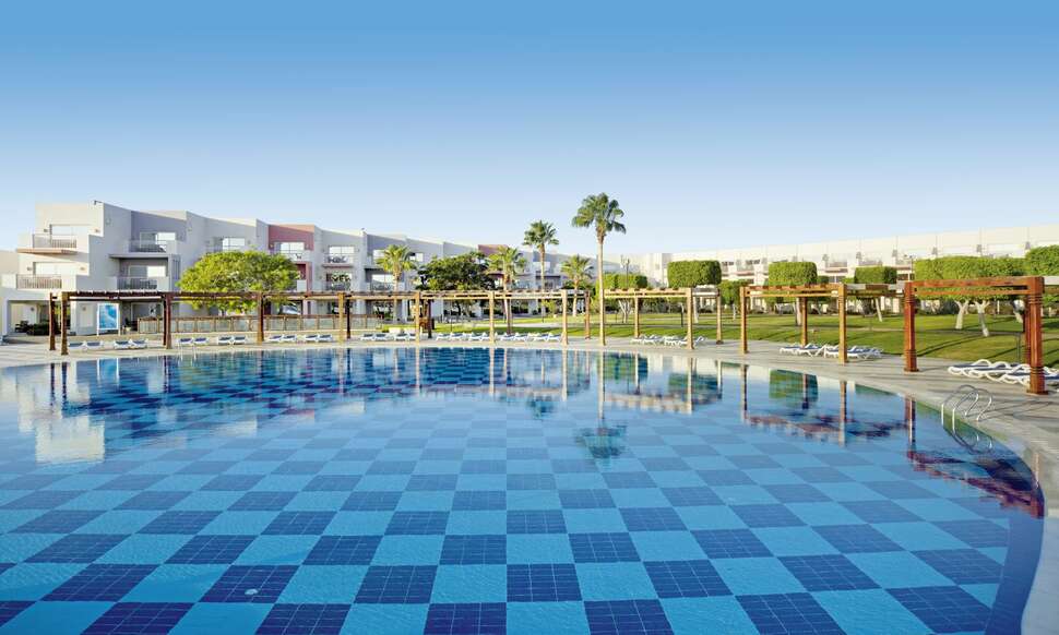 Een foto van het zwembad bij Sunrise Crystal Bay Resort