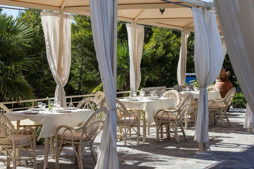 Een foto van het terras bij Princess Hotel