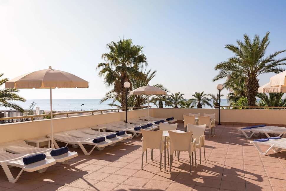 Een foto van het terras bij H-Top Royal Sun