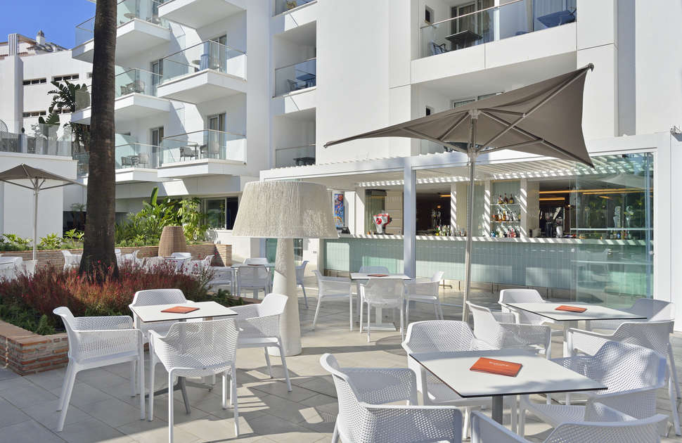 Een foto van het terras bij Sol Torremolinos Don Pedro