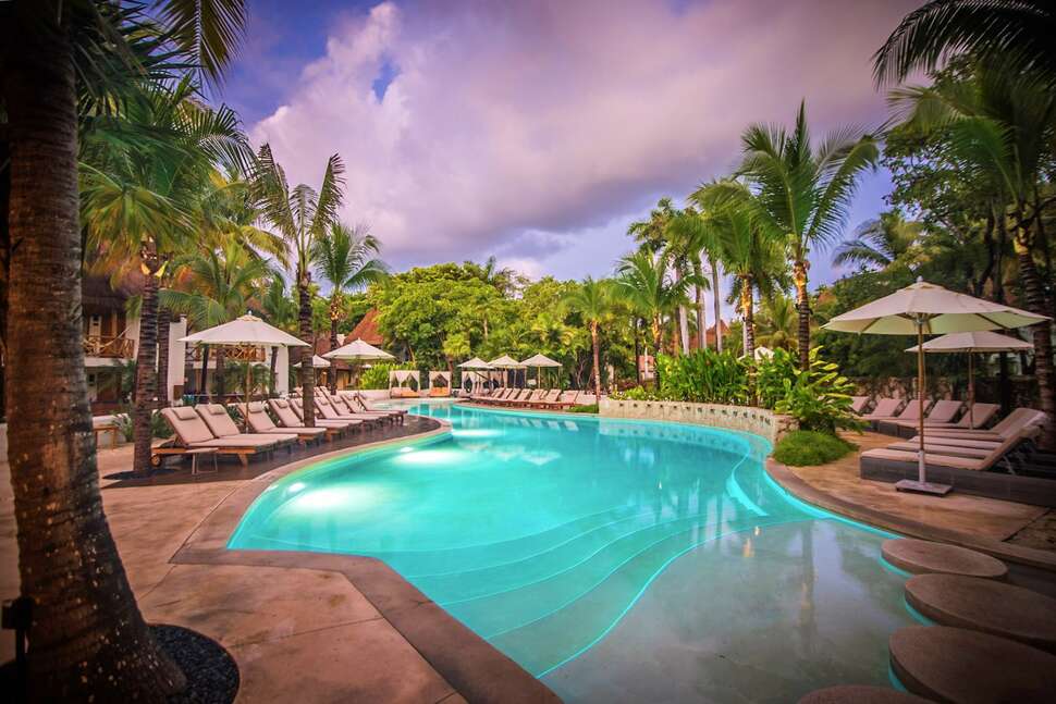 Een foto van het zwembad bij Mahekal Beach Resort