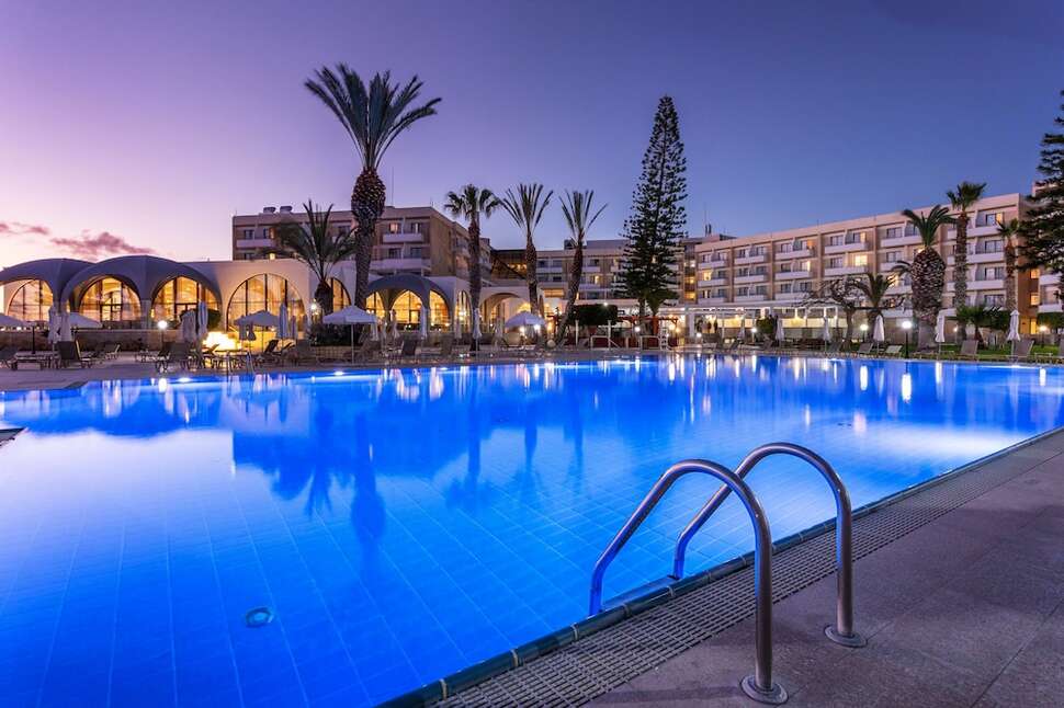 Een foto van het zwembad bij Louis Phaethon Beach