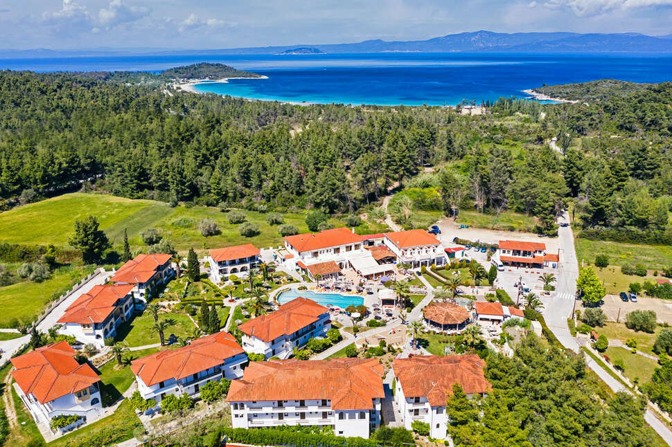 Een foto van het zwembad bij Chrousso Village Hotel