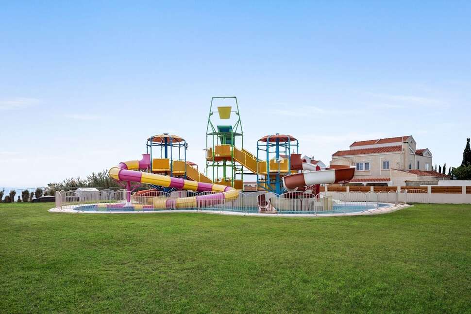 Een foto van Ramada Hotel & Suites by Wyndham Ayia Napa