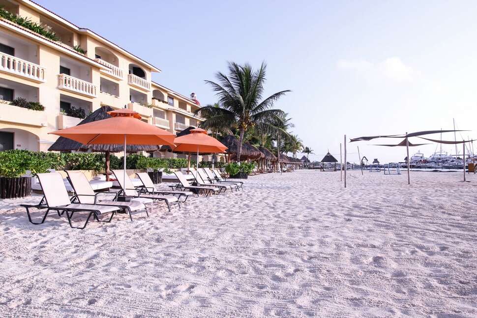 Een foto van de buitenkant van All Ritmo Cancun Resort & Waterpark