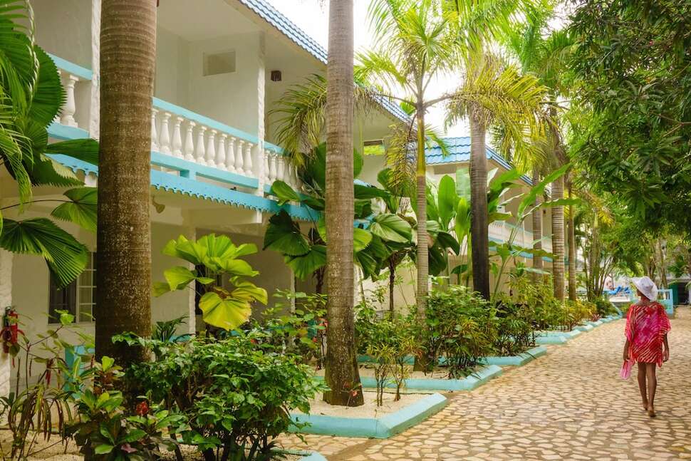 Een foto van de buitenkant van Legends Beach Resort