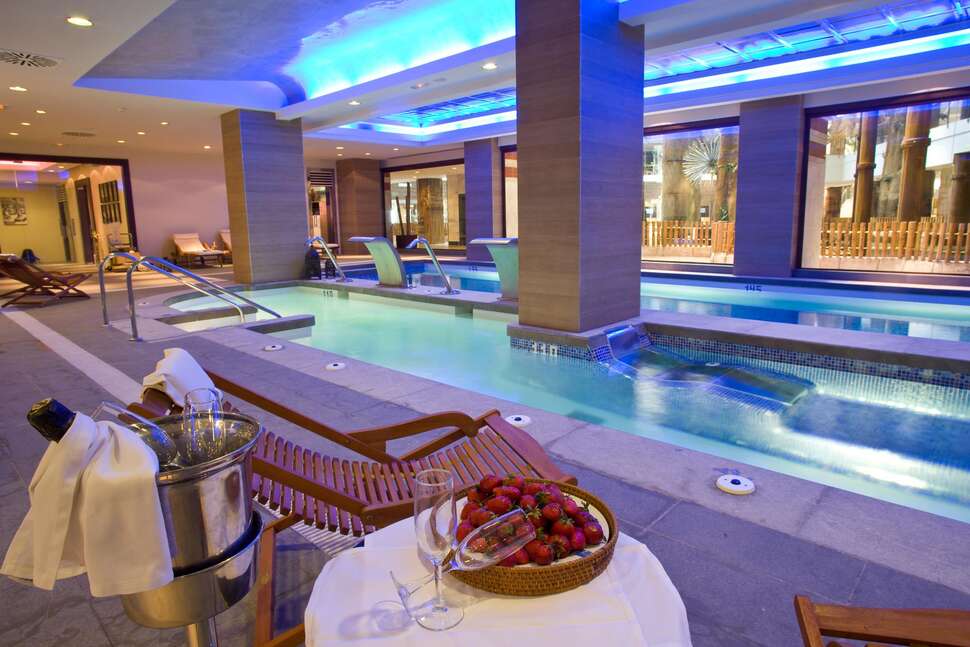 Ein Foto vom Pool im Holiday Polynesia Hotel