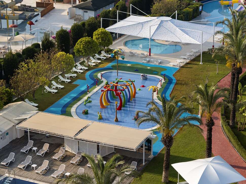 Een foto van het zwembad bij Miracle Resort Hotel