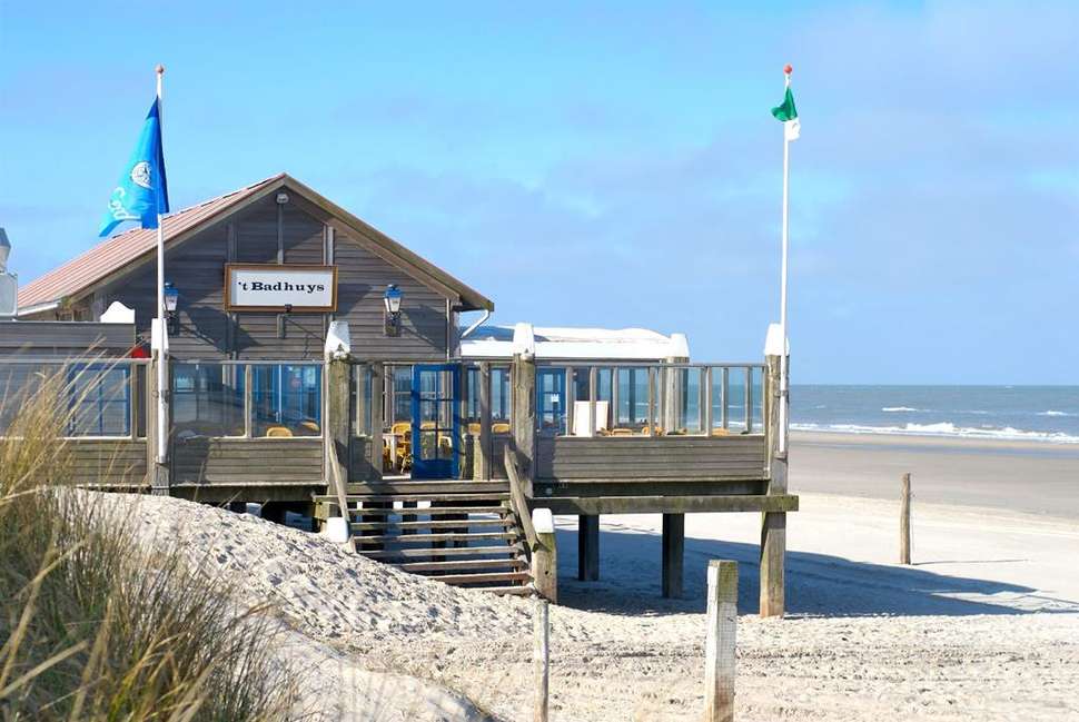 Een foto van de buitenkant van WestCord Strandhotel Seeduyn