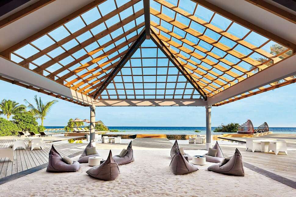 Een foto van het terras bij NH Collection Maldives Havodda Resort