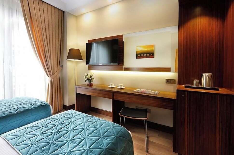 Een foto van The White Orient Hotel