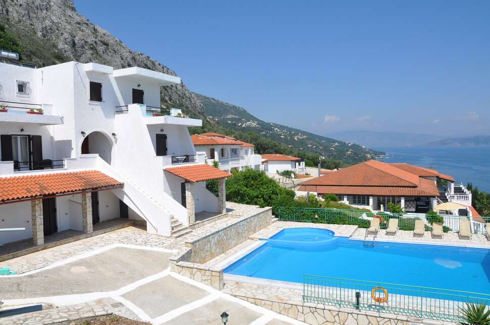 Een foto van het zwembad bij Yiannis Appartementen