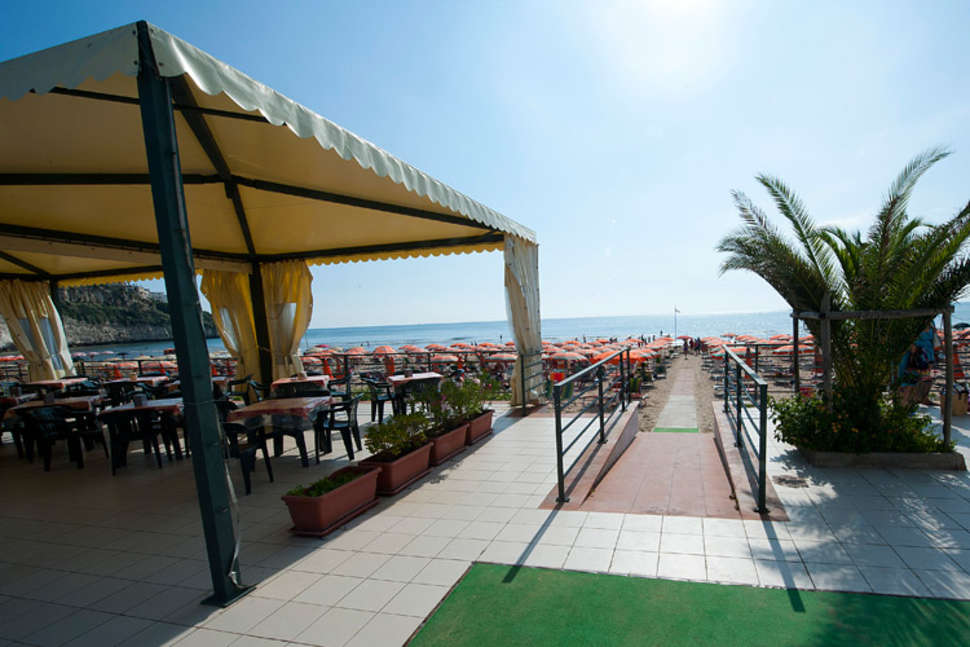 Een foto van het terras bij Hotel Degli Aranci Vieste