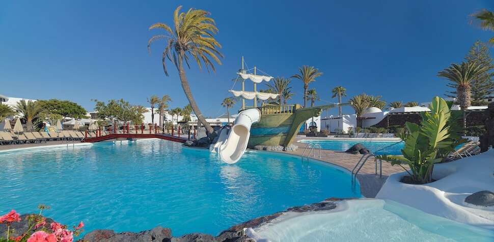 Een foto van het zwembad bij H10 Suites Lanzarote Gardens