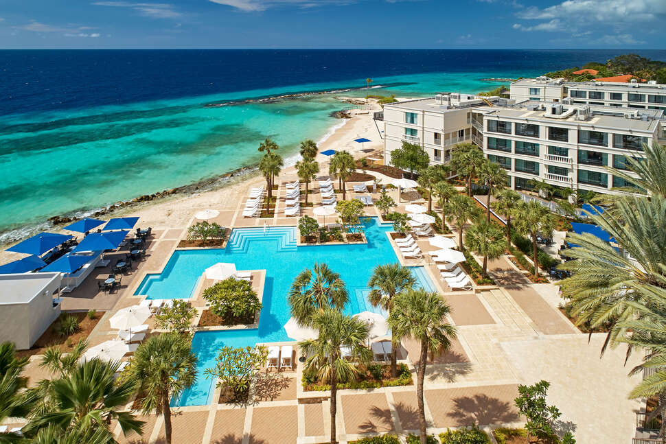 Een foto van het zwembad bij Curacao Marriott Beach Resort