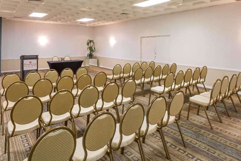 Ein Foto Ramada by Wyndham Kissimmee Gateway