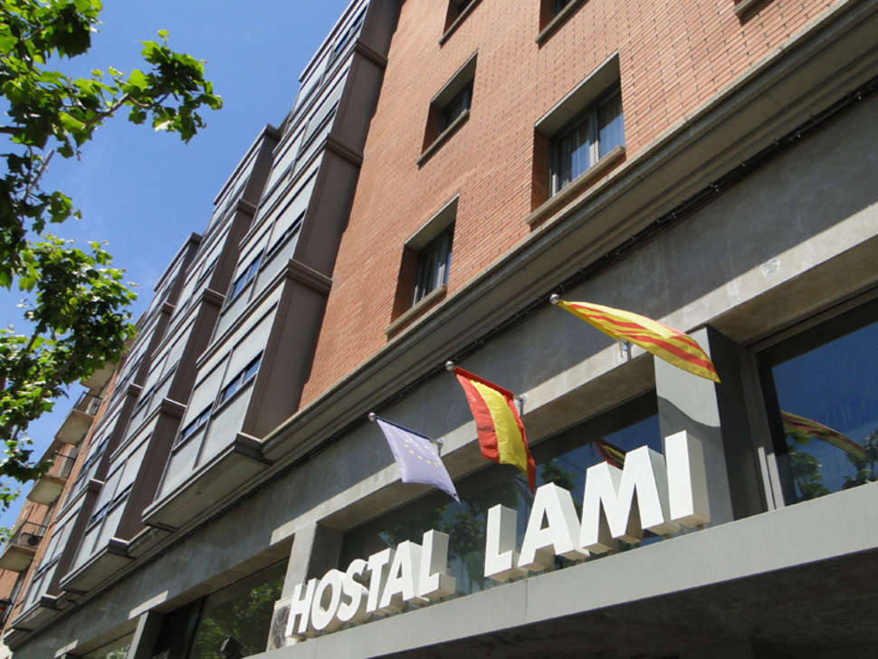 Een foto van de buitenkant van Hostal Lami