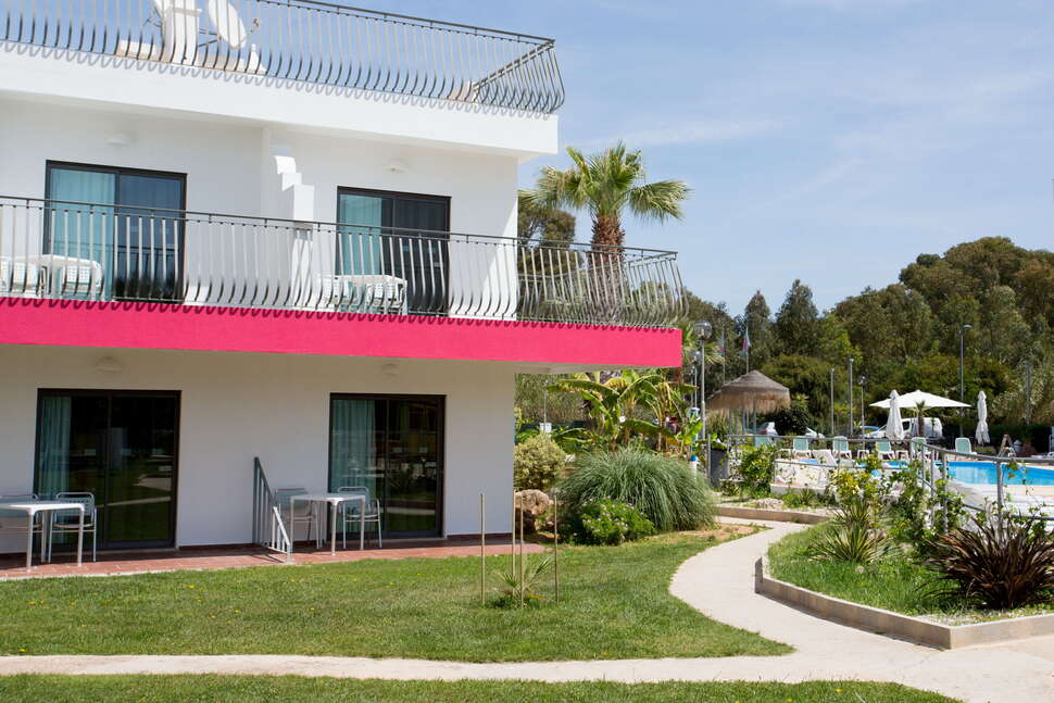 Een foto van de buitenkant van Bayside Salgados Appartementen