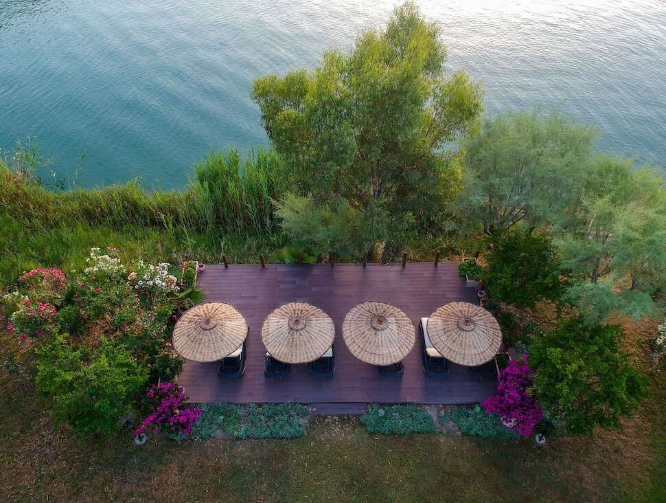 Een foto van het terras bij Dalyan Resort Hotel