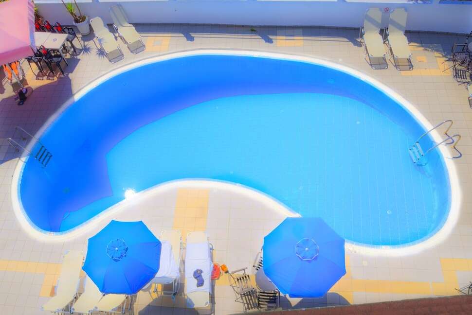 Een foto van het zwembad bij Louvre Hotel