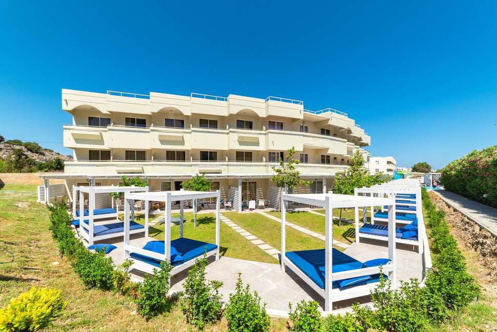 Een foto van het terras bij Delfinia Resort