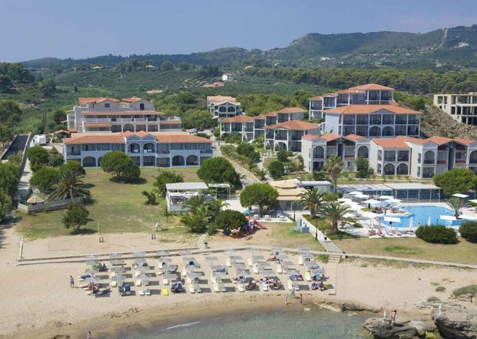 Een foto van de buitenkant van The Bay Hotel & Suites