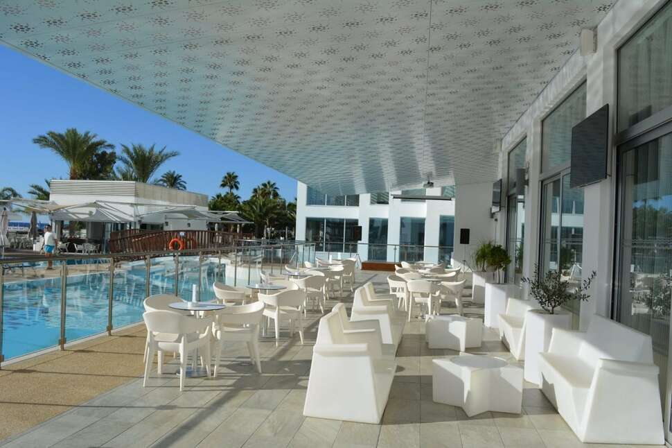 Een foto van het terras bij Vassos Nissi Plage Hotel