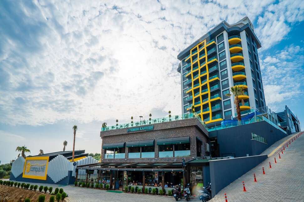 Ein Foto von der Außenansicht des Campus Hill Hotel