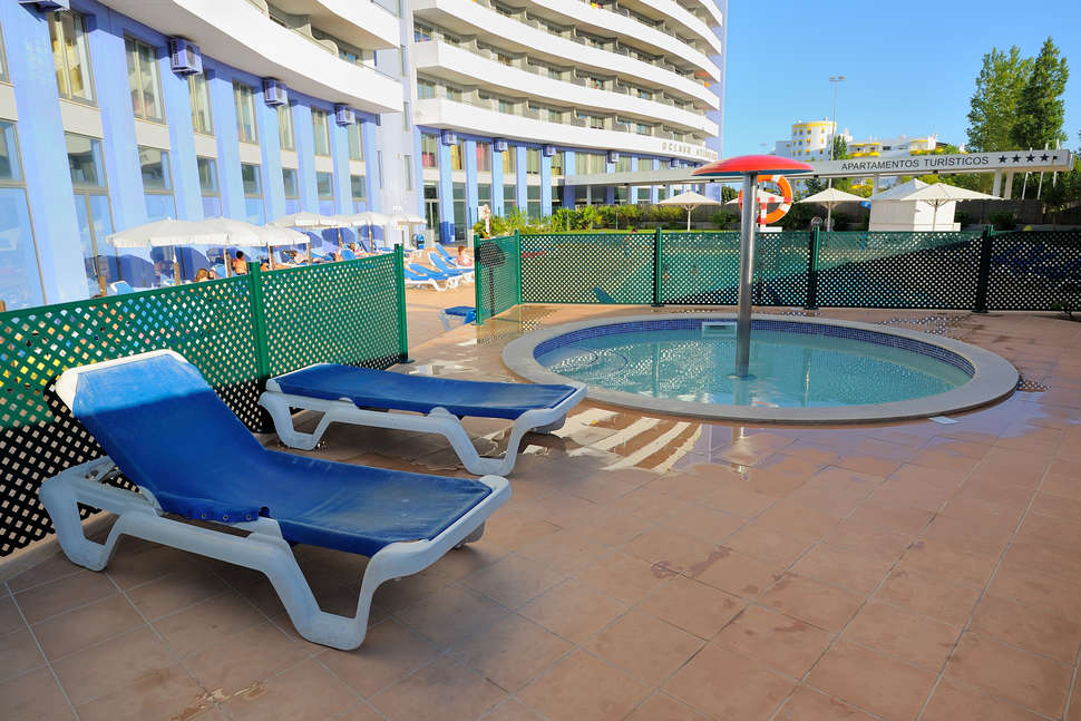 Een foto van het zwembad bij Oceano Atlantico Appartementen