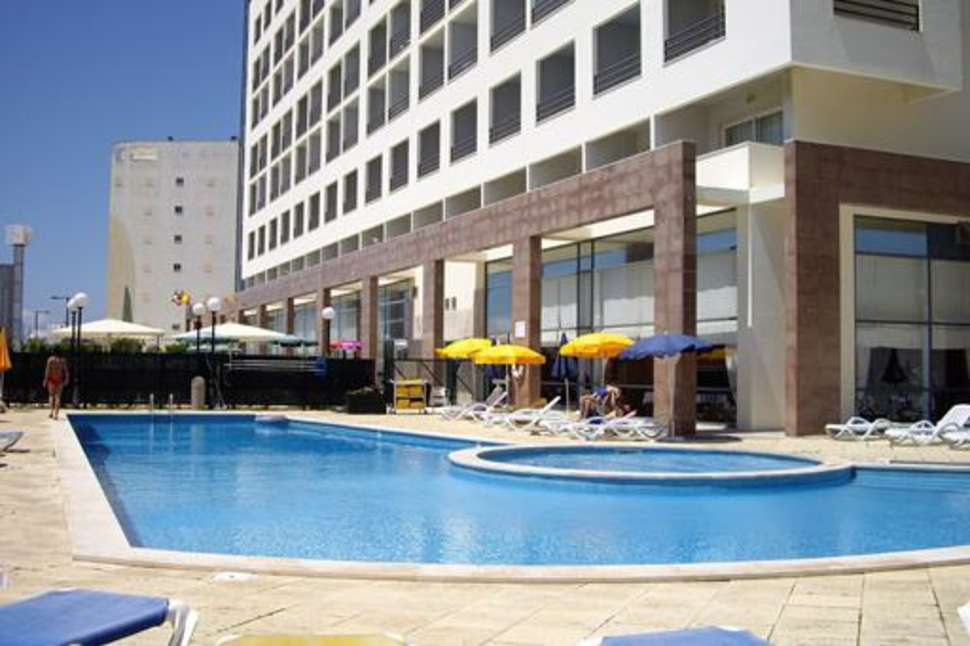 Een foto van een overzicht van Tryp by Wyndham Lisboa Caparica Mar Hotel