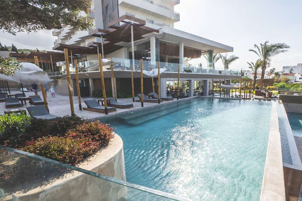 Ein Foto vom Pool im Cavo Zoe Seaside Hotel