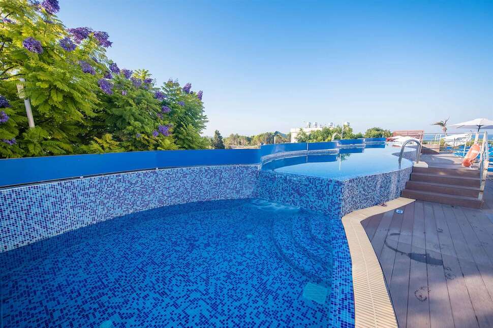 Een foto van het zwembad bij Avlida Hotel