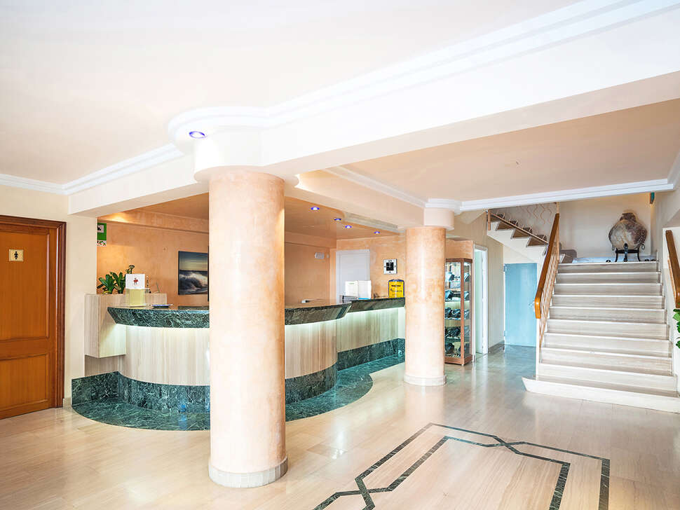 Een foto van het interieur van THB Dos Playas Hotel