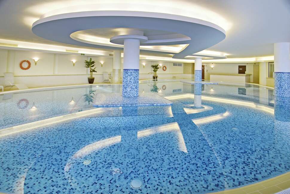 Een foto van het zwembad bij Grand Hotel Excelsior