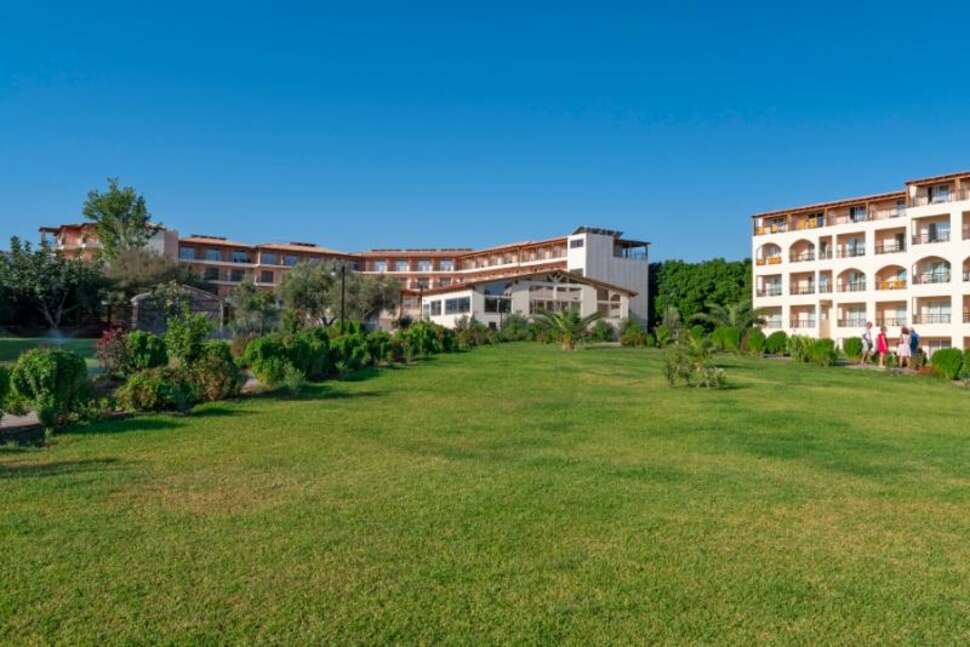 Een foto van de buitenkant van Myrina Beach Hotel