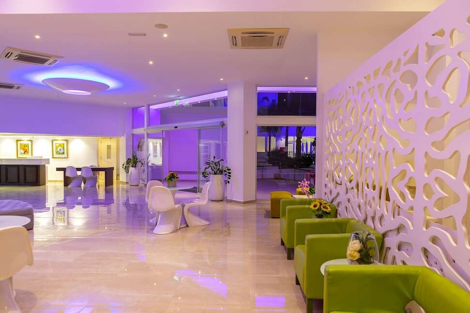 Een foto van het interieur van Limanaki Beach Hotel